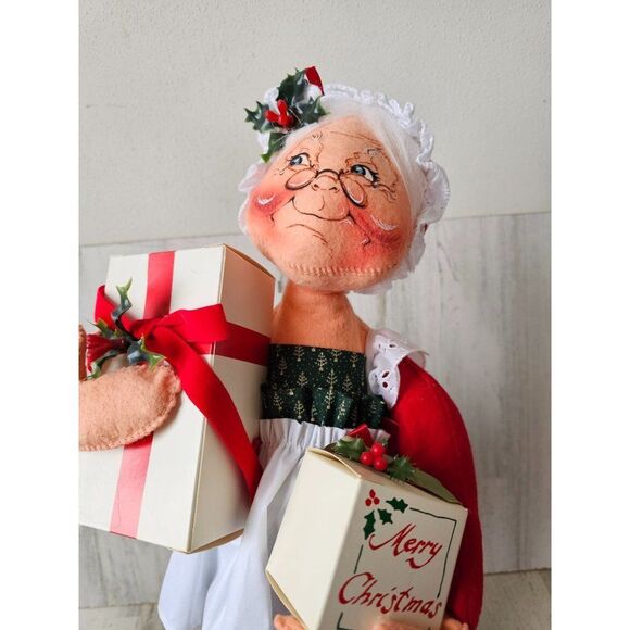 Annalee Mrs Claus presents vintage 1992 large 19 in figurine statue Xmas decor - Picture 2 of 9